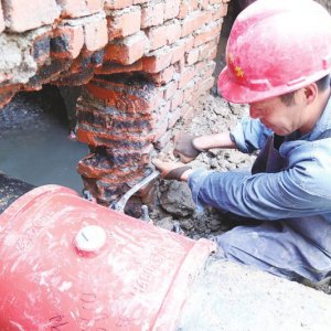 安徽阜陽：不畏烈日，他們走遍大街小巷